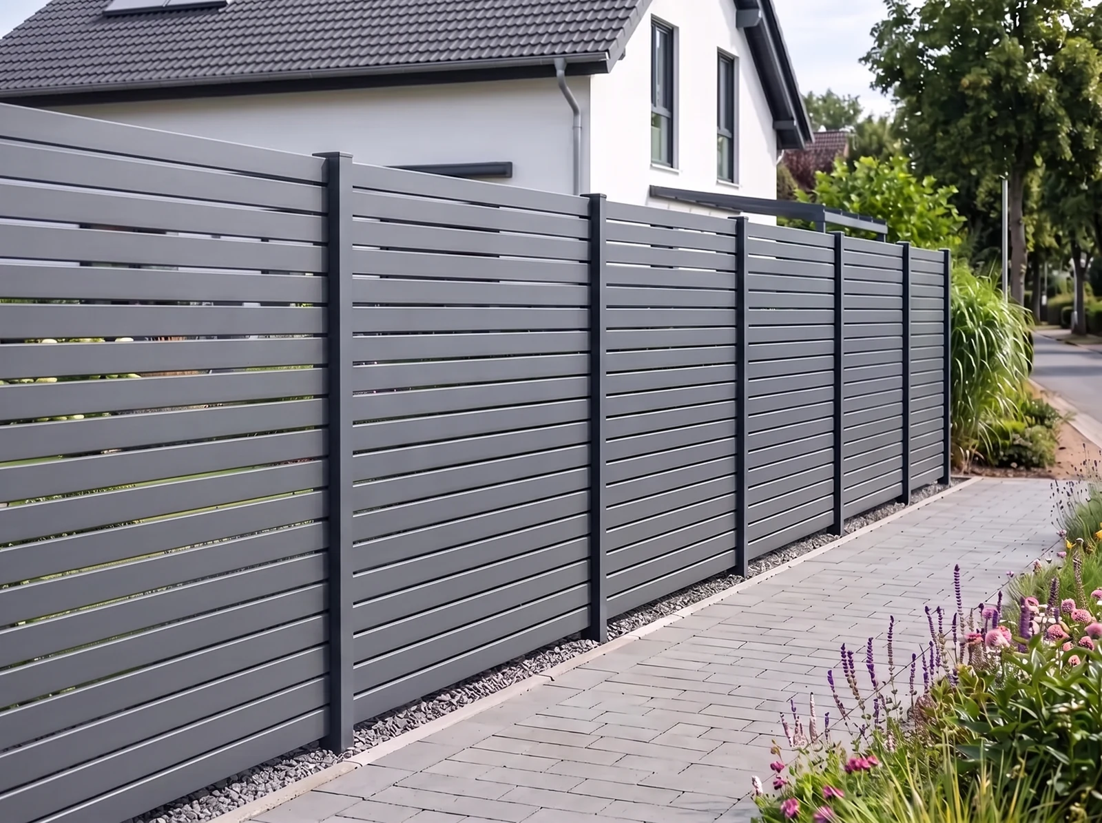 Sichtschutzzaun mit Aluminium-Lamellen